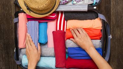 Escoge solo ropa que realmente necesitarás y dóblala en rollitos, así tendrás más espacio para todas tus prendas.