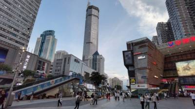 La SEG Plaza (C) de 300 metros de altura se ve después de que comenzó a temblar, en Shenzhen, en la provincia sureña de Guangdong, el 18 de mayo de 2021. (Foto de STR / AFP) / China OUT