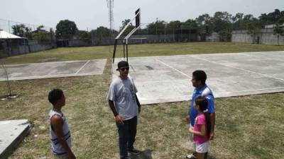 Habitantes de la colonia Modelo llegaron desde temprano a las canchas para organizarse y trabajar en los detalles que hacen falta, como pintar el muro perimetral.