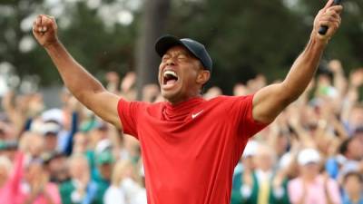 A sus 43 años, catorce años después de dominar en Augusta por cuarta vez, Tiger ha vuelto a deleitar a todos, a jugar como hizo en los años que era el número 1 mundial. FOTO AFP.