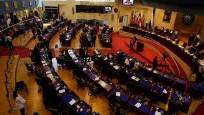 El Congreso de El Salvador aprobó este jueves una ley para proteger a las víctimas del desplazamiento forzado generado por las pandillas, más de año y medio después de que la Corte Suprema de Justicia (CSJ) le ordenará emitir la legislación. EFE/ Rodrigo Sura
