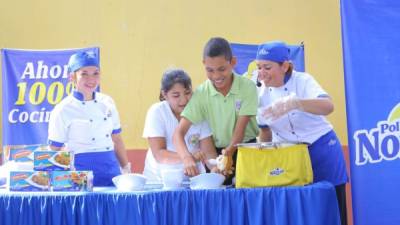Los estudiantes participaron en el divertido concurso de Pollo Norteño: ¿Quién hace el mollete primero? Fotos: Franklyn Muñoz.