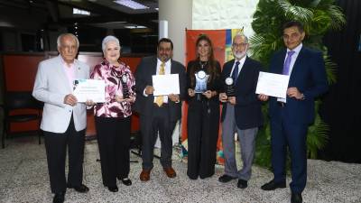 Adamarga, Carmen Chahín y Marco Rietti posando con sus reconocimientos en la gala Sentimientos y Colores 2024.