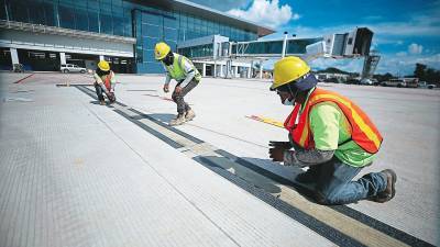 Personal trabaja en ultimar detalles para que la nueva terminal esté operativa antes de su apertura total.
