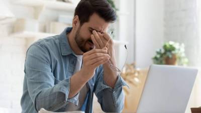 Las personas que trabajan mucho tiempo en la computadora deben revisarse con más constancia los ojos.