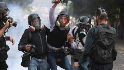 Varios periodistas han resultado heridos al cubrir las violentas protestas en Venezuela contra Maduro./AFP.