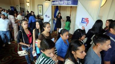 Los hondureños debían esperar su turno para dialogar con los representantes de las universidades.