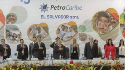 El presidente salvadoreño, Salvador Sánchez Cerén (c), junto al canciller salvadoreño, Hugo Martínez (4-i) y el presidente de Petrocaribe, Bernardo Álvarez (3-d), participan en la XIII reunión del Consejo Ministerial de Petrocaribe hoy, lunes 2 de junio de 2014 en San Salvador (El Salvador). Cerén solicitó de forma oficial el ingreso de El Salvador a Petrocaribe, ante el Consejo Ministerial de esta iniciativa impulsada por Venezuela para suministrar crudo en condiciones ventajosas. EFE