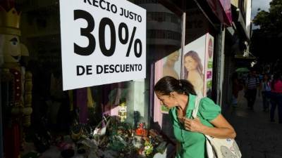 Sumida en una grave crisis económica, la Navidad promete ser austera en Venezuela. afp