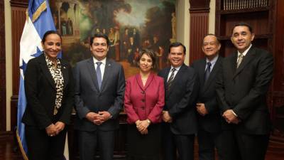 El presidente de Honduras, Juan Orlando Hernández, juramentó este viernes a cinco funcionarios que conforman su gabinete de gobierno.