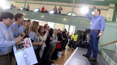 Ted Cruz saluda a un grupo de seguidores. El candidato de origen cubano avanza cabeza con cabeza junto con Donald Trump.