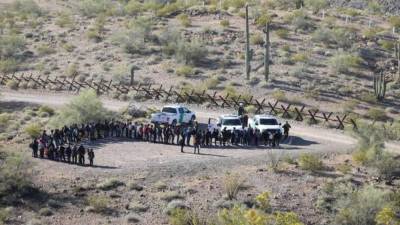 Parte de los 135 centroamericanos detenidos este lunes por agentes estadounidenses asignados a la estación Ajo, Arizona.