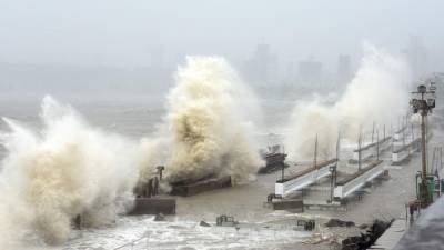 Mumbai recibió los primeros azotes del potente ciclón que amenaza a la India asolada por un rebrote de la pandemia./AFP.