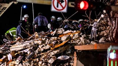 Rescatistas trabajaron hasta esta madrugada antes de parar la búsqueda por la inestabilidad del edificio./AFP.
