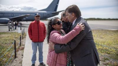 Familiares de personas a bordo del avión de carga Hércules C-130 desaparecido. Foto: AFP