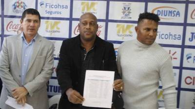 El técnico de la Selección de Honduras, Hernán Medford, posa con la lista de convocados junto a sus asistentes Arnold Cruz y Carlos Pavón.