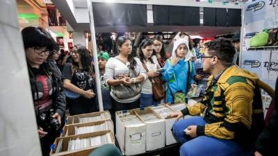 Varias personas visitaron cada uno de los stands durante el “Caracas Comiccon Agosto 2014”.