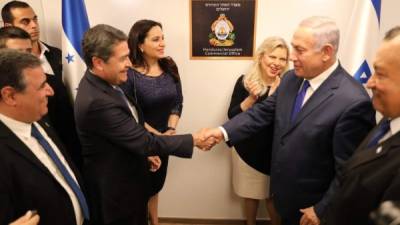 El presidente Juan Orlando Hernández, junto con la primera dama y otros funcionarios, estrecha la mano del primer ministro Benjamín Netanyahu en una visita a Israel.