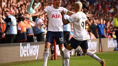 Tottenham se encuentra en segundo lugar por debajo del Arsenal, dos puntos por encima (12).