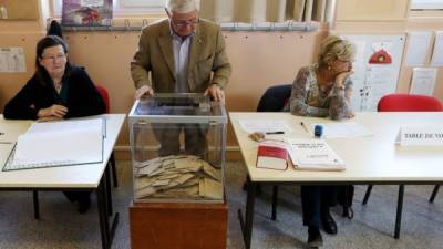 Autoridades en una mesa de votación en la ciudad de Deauville, en el noroeste de Francia.