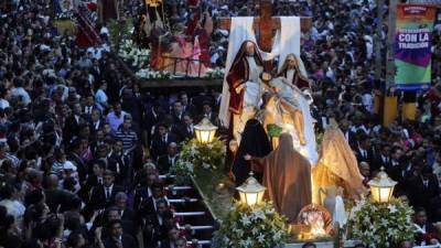 Son miles de personas las que participan cada año en las procesiones de Semana Santa en Tegucigalpa.