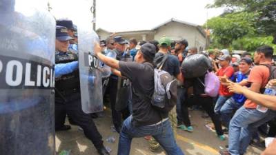 La autoridades hondureñas no permitieron el paso de los migrantes que intentaban salir para ingresar en Guatemala.
