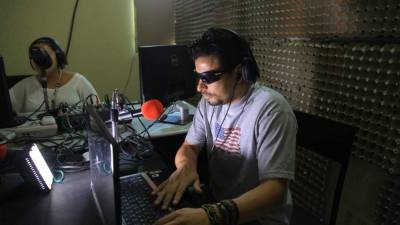 Jorge Andino coordina la transmisión normal y es la voz comercial en las transmisiones deportivas. Está conectado con los avances de la tecnología.