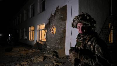 Militares resguardan la guardería que fue bombardeada esta mañana por los separatistas en el este de Ucrania.