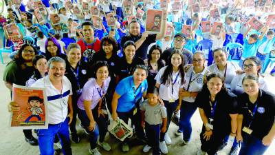 <b>Voluntarios de la carrera de Psicología de Unah-Cortés y el doctor Manuel Orellana celebran el proyecto con los alumnos</b>.