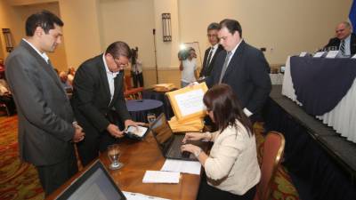 Representantes de la firma Saisa al momento de entregar su propuesta técnica y económica a Coalianza.