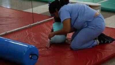 Personal especializado en ejercicios físicos y de estimulación del cerebro ayudan a los menores. Foto: Andro Rodríguez