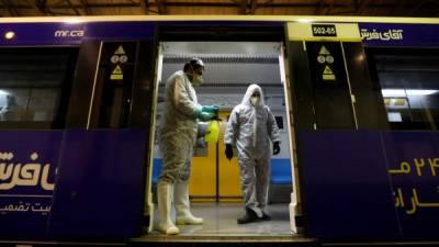 Personal sanitario desinfecta trenes en Teherán para evitar la propagación del coronavirus./AFP.