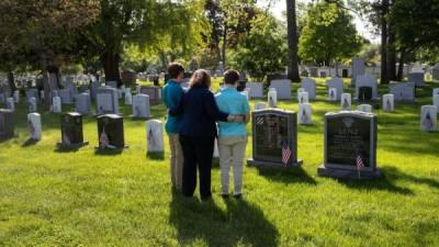 Familias estadounidenses visitan las tumbas de sus seres queridos en el Memorial Day./AFP.