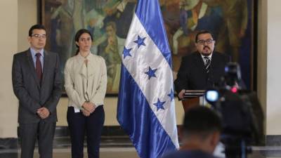Los comisionados del Instituto de Transporte comparecieron en Casa Presidencial.