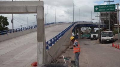 Los empleados trabajan arduamente para que el puente esté listo en su primera etapa en la fecha establecida. Fotos: Andro Rodríguez