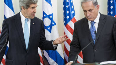 El secretario de Estado estadounidense, John Kerry (i), y el primer ministro israelí, Benjamín Netanyahu (d), ofrecen una rueda de prensa tras su reunión en Jerusalén, Israel, hoy, jueves 2 de enero de 2014. Kerry afirmó hoy, en el primer día de su visita oficial a Israel y Palestina, que los dirigentes israelíes y palestinos deberán decidir muy pronto' sobre el futuro de las negociaciones de paz, y que su país 'conoce los asuntos (en conflicto) y los parámetros' de cada parte. EFE