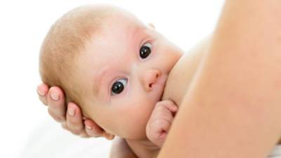 La leche materna proporciona nutrientes al bebé.