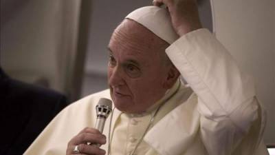 El papa Francisco ve una 'puerta abierta' en la cuestión de la reforma del celibato sacerdotal en la Iglesia Católica, una percepción que comunicó con naturalidad a la prensa a su regreso de Tierra Santa. EFE