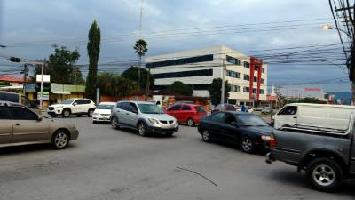 Circular en horas pico hacia la Unah-vs es una odisea debido al mal estado de los aparatos en la intersección de Villas del Sol.