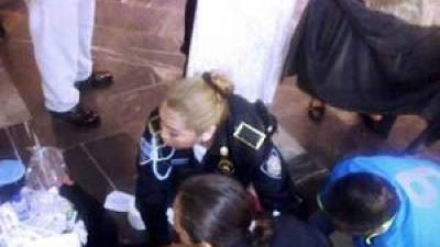 Imagen cuando los paramédicos le ofrecen los primeros auxilios a la menor.