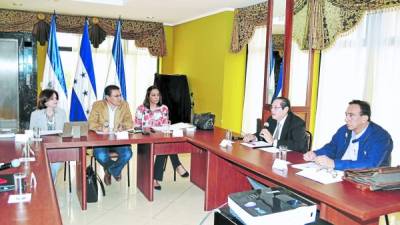 Delegados de los tres países centroamericanos reunidos ayer en Tegucigalpa.