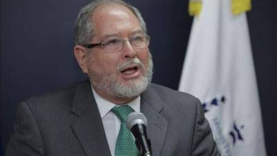 Los Zetas de México, un temible grupo de narcotraficantes y criminales, está facilitando 'armas largas' a las pandillas de El Salvador para delinquir, dijo hoy el Ministro de Seguridad, Ricardo Perdomo.