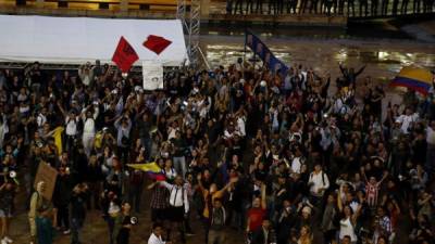 Cientos de personas participan del cacerolazo, este viernes en Medellín (Colombia). En varias ciudades del país, manifestantes, protestan en rechazo al gobierno de Iván Duque. EFE/LUIS EDUARDO NORIEGA A.