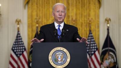 Biden busca acelerar la llegada de buques a puertos tras los contratiempos en la cadena de suministros que dejaron varios supermercados vacíos en EEUU.