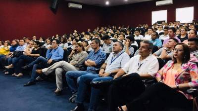 Estudiantes y docentes estuvieron en el primer foro.