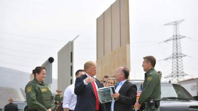 Trump inspeccionó personalmente los prototipos para el muro en la frontera de EEUU y México./AFP.