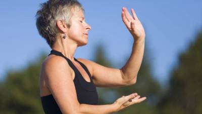 El tai chi podría ser una alternativa de bajo costo.