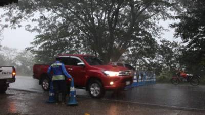 Foto de archivo de un policía en una carretera del occidente de Honduras durante las lluvias generadas por Eta.