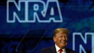 El expresidente de EE.UU. Donald Trump sonríe durante la convención anual de la Asociación Nacional del Rifle (NRA, en inglés), en Houston, Texas (EE.UU.), este 27 de mayo de 2022. EFE/EPA/Aaron M. Sprecher