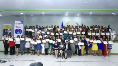 Las 90 emprendedoras recibieron su diploma de participación ayer. Foto: Moisés Valenzuela.